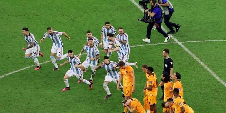 Pemain Argentina saat berselebrasi seusai memenangi pertandingan melawan Belanda lewat adu penalti di babak perempat final Piala Dunia 2022. Laga Belanda vs Argentina diselenggarakan di Stadion Lusail pada Sabtu (10/12/2022). Dalam foto ini, Messi tampak tidak ikut meledek pemain Belanda. (Photo by Elsa/Getty Images) (Photo by ELSA / GETTY IMAGES EUROPE / Getty Images via AFP)