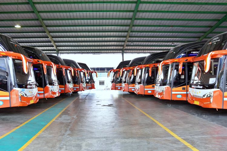 Bus baru milik PO Rosalia Indah buatan Karoseri New Armada