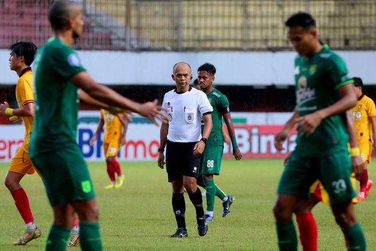 Wasit Ginanjar Rahman Latief yang memimpin pertandingan pekan ke-14 Liga 1 2022-2023 antara Persebaya Surabaya melawan Persik kediri yang berakhir dengan skor 1-1 di Stadion Maguwoharjo Sleman, Selasa (13/12/2022) sore.