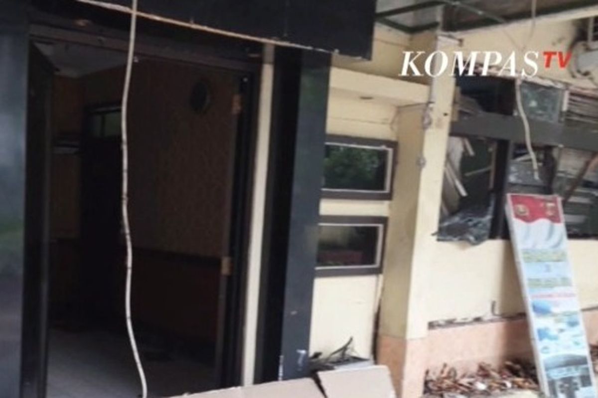 Suasana di Mapolsek Astanaanyar, Bandung, usai ledakan bom bunuh diri, Rabu (7/12/2022). 