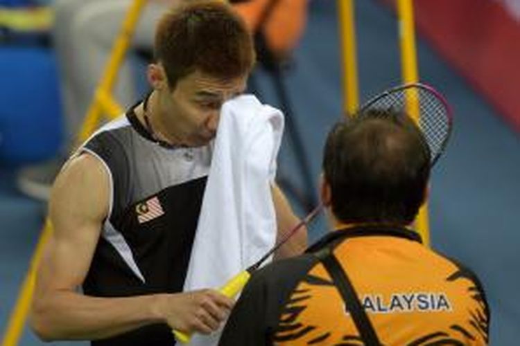 Pebulu tangkis tunggal putra Malaysia, Lee Chong Wei (kiri), berbicara dengan pelatih di sela pertandingan melawan pemain Tiongkok, Chen Long, pada babak semifinal Asian Games 2014 di Incheon, Korea Selatan, Senin (22/9/2014).