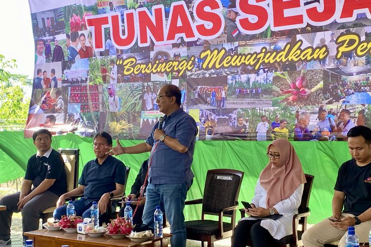 Sekretaris Kementerian Koperasi dan UKM (SesKemenKopUKM) Arif Rahman Hakim berkunjung ke petani buah naga dari Poktan Tunas Sejahtera, binaan Yayasan Dharma Bhakti Astra (YDBA) di Desa Temurejo, Kabupaten Banyuwangi, Jawa Timur, pada Rabu (7/8/2024). 