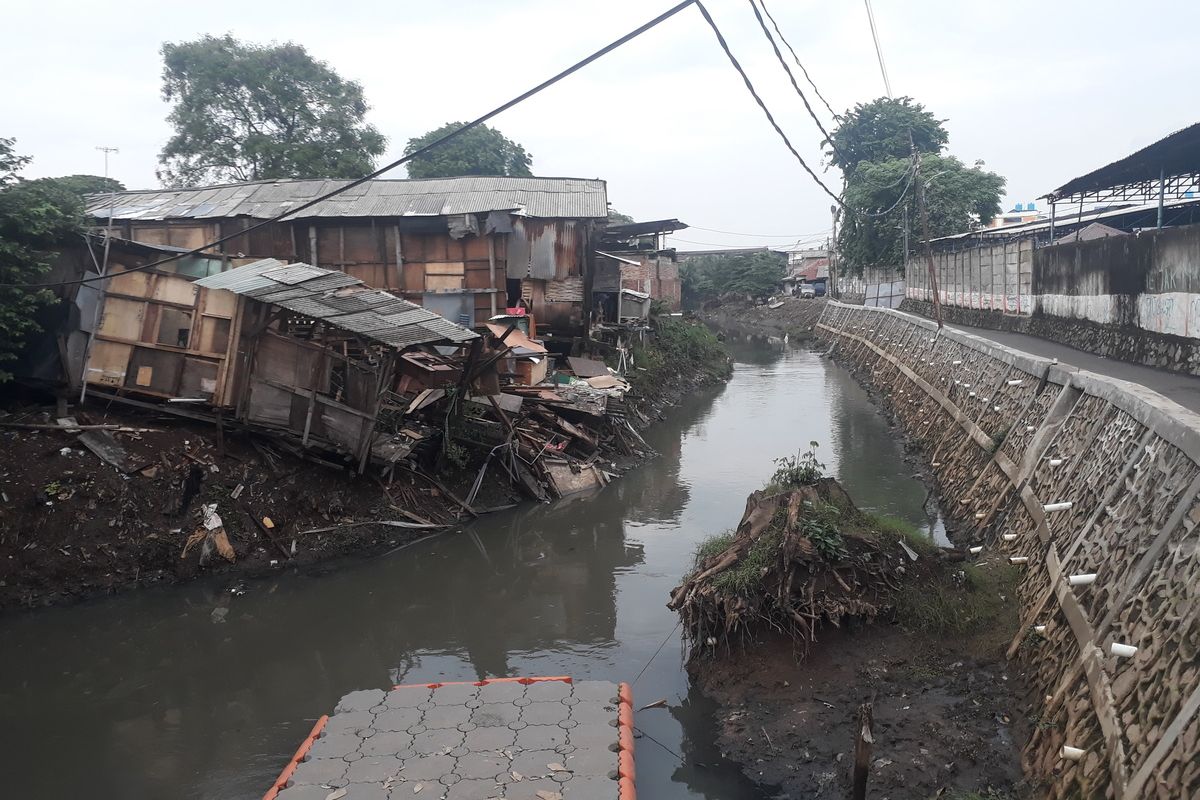 Bangunan semi permanen di bantaran Kali Cakung, Jakarta Timur, hampir roboh, Selasa (7/1/2020), akibat diterjang arus deras Kali Cakung, pada 1 Januari 2020.