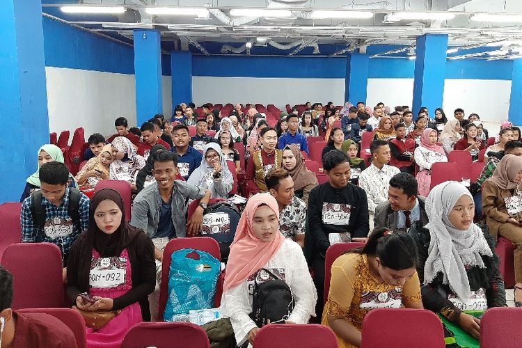Sebagian peserta audisi Liga Dangdut Indonesia 2020 yang tengah antre menunggu panggilan di Ramayana Kota Pontianak, Kalimantan Barat, Minggu (1/12/2019).