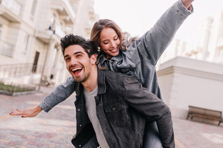 Apakah Orang Ekstrovert Bisa Jadi Pasangan Orang Introvert?
