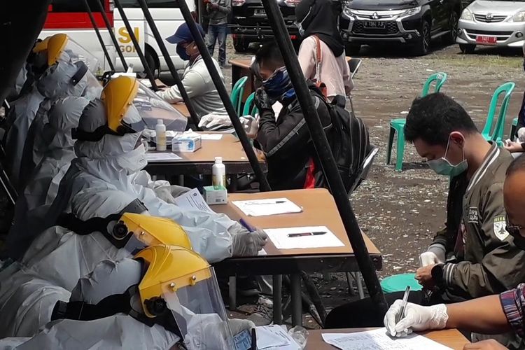 Sejumlah petugas kesehatan menggelar kegiatan rapid test terhadap wisawatan yang mengarah ke Puncak Bogor, Jawa Barat, Kamis (29/10/2020).