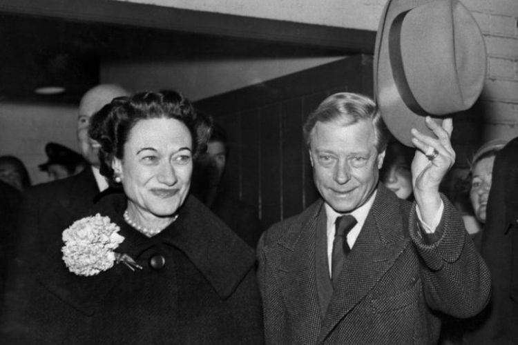 Duke of Windsor Edward (kanan), bersama istrinya, Duchess of Windsor Wallis, tiba di Stasiun Victoria di London, Inggris pada 13 November 1956. (AFP)