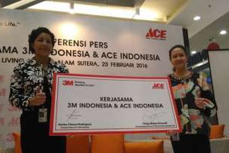 Penandatanganan kerjasama antara 3M dan ACE Indonesia dilakukan oleh Presiden Direktur 3M Indonesia, Karina Chavez Rodriguez (kiri) dan Merchandising Director PT ACE Hardware Indonesia, Tbk., Tarisa Widya Krisnadi (kanan), Selasa (23/2/2016)