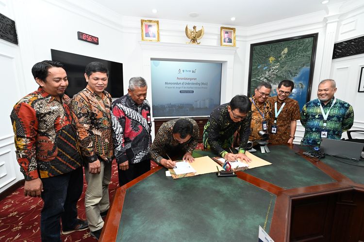 Penandatanganan MoU antara Direktur Operasi BKI, R Benny Susanto dengan President Director and CEO Badak LNG, Gema Iriandus Pahalawan di Kantor Utama PT Badak NGL Bontang, Jumat (9/6/2023).