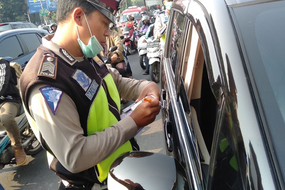 Hari pertama penerapan ganjil genap di kawasan Fatmawati, Jakarta Selatan, Senin (9/9/2019)