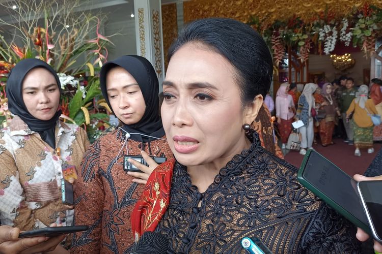 Menteri Pemberdayaan Perempuan dan Perlindungan Anak (Menteri PPPA) Bintang Puspayoga dalam acara puncak Peringatan Hari Ibu (PHI) ke-94 di Balai Semarak, Bengkulu, Kamis (22/12/2022). 