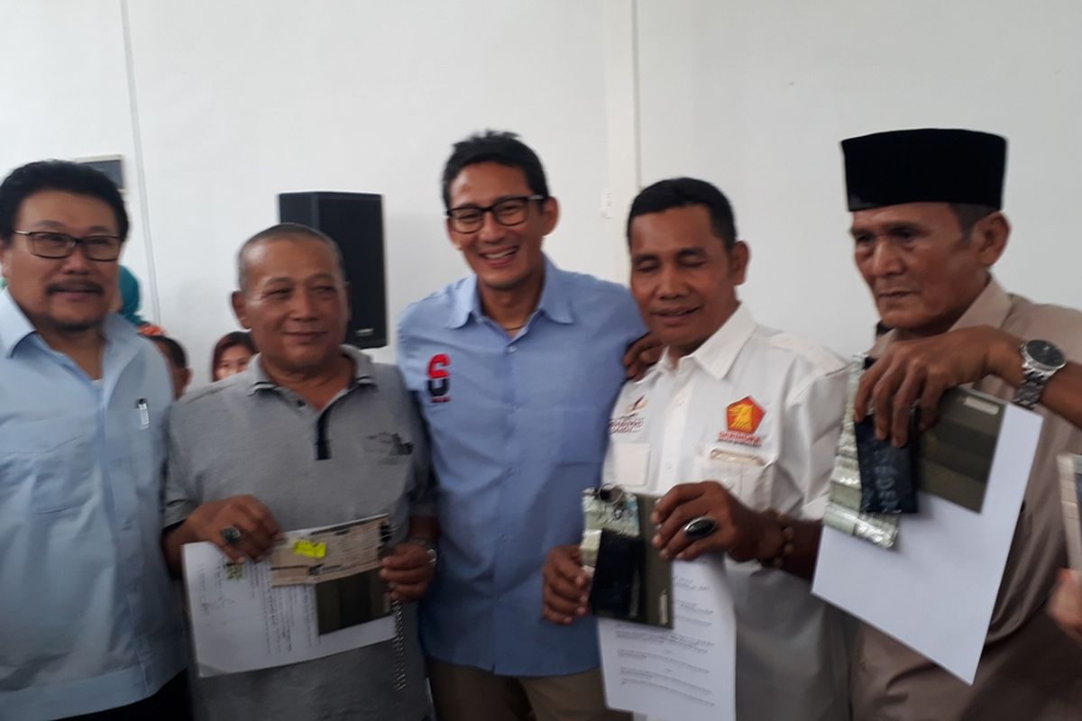 Mantan Wakil Gubernur DKI Jakarta Sandiaga Uno (tengah) dan anggota Fraksi Gerindra DPRD DKI Jakarta Inggard Joshua (paling kiri) dalam acara penyerahan 10 ambulans untuk warga di Kebon Jeruk, Jakarta Barat, Sabtu (21/9/2019).