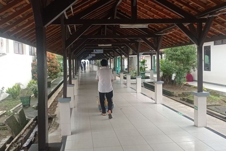Seorang petugas RSUD Adjidarmo Rangkasbitung Kabupaten Lebak tengah berjalan untuk mengunjungi ruangan pasien.
