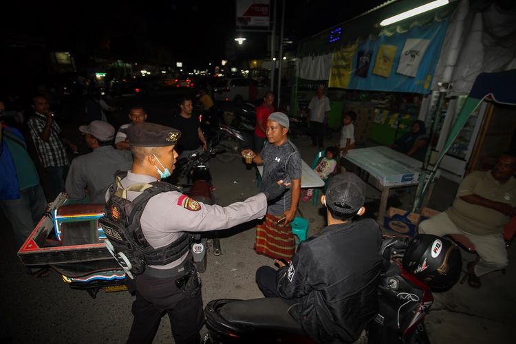 Polisi Unit Reaksi Cepat (URC) Polres Lhokseumawe  membubarkan keramaian di depan salah satu mall yang baru lounching di pusat Kota Lhokseumawe, Aceh, Jumat (27/3/2020) malam. Pembubaran keramaian itu dilakukan karena pihak pengusaha mall tidak mengindahkan surat edaran pemerintah Aceh perihal penutupan sementara waktu tempat keramaian sebagai upaya kewaspadaan dan pencegahan penyebaran virus Corona (covid-19) di Aceh. ANTARA FOTO/Rahmad/hp.