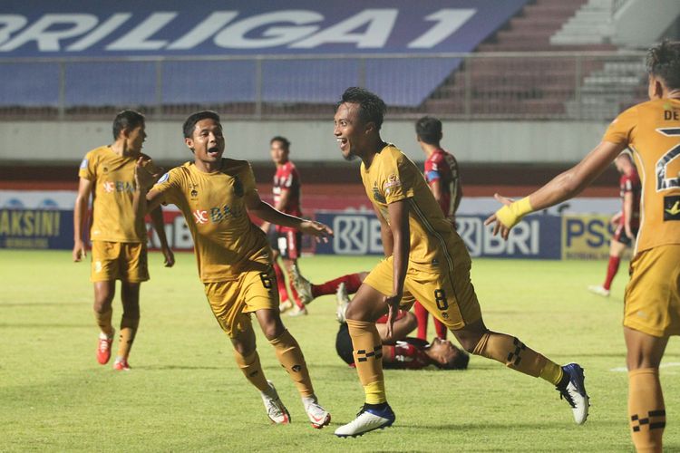 Pemain Bhayangkara FC, Muhammad Hargianto, melakukan selebrasi bersama Evan Dimas usai menjebol gawang Bali United dalam partai Liga 1 2021-2022 di Stadion Maguwoharjo, Sleman, Sabtu 23 Oktober 2021.