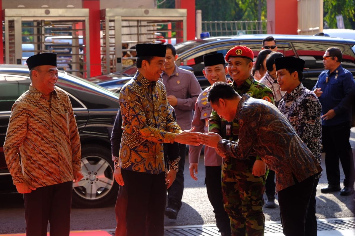 Wali Kota Solo Gibran Rakabuming Raka ketika menyalami Presiden Joko Widodo (Jokowi) yang juga ayahnya dalam Apel Akbar Kesiapsiagaan Angkatan Muda Muhammadiyah (KOKAM) di Stadion Manahan Solo, Jawa Tengah, Rabu (20/9/2023).
 