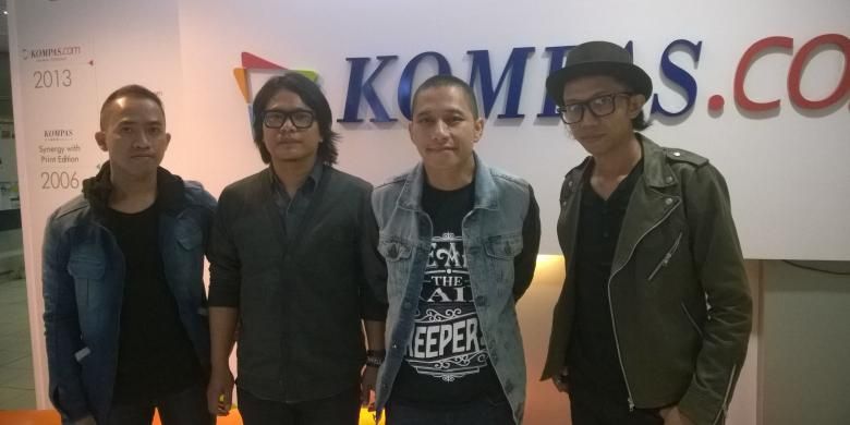 Band The Rain, yang beranggota (kiri-kanan) Aang Anggoro (drum), Ipul Bahri (bas), Indra Prasta (vokal), dan Iwan Tanda (gitar), diabadikan ketika berkunjung ke kantor Redaksi Kompas.com di Gedung Kompas Gramedia, Jalan Palmerah Selatan, Jakarta Pusat, Kamis (26/11/2015). Mereka berkunjung dalam rangka mempromosikan single 'Penawar Letih'.