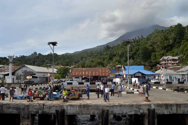 Asap putih keluar dari puncak Gunung Karangetang terpantau dari Pelabuhan Ulu Siau, Kabupaten Kepulauan Sitaro, Sulawesi Utara, Rabu (6/2/2019). Asap putih bertekanan disertai guguran material vulkanik dari kawah bagian utara masih mendominasi aktivitas erupsi efusif Gunung Karangetang.