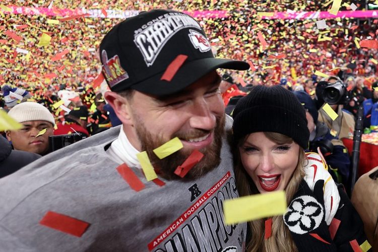 Travis Kelce berpose dengan Taylor Swift usai pertandingan AFC (American Football Championship atau Kejuaraan American Football) pada Januari 2025 di Missouri, Amerika Serikat. Travis Kelce disebut belum berencana melamar Taylor Swift. Psikolog mengingatkan, menikah bukan satu-satunya ukuran kesuksesan hidup.