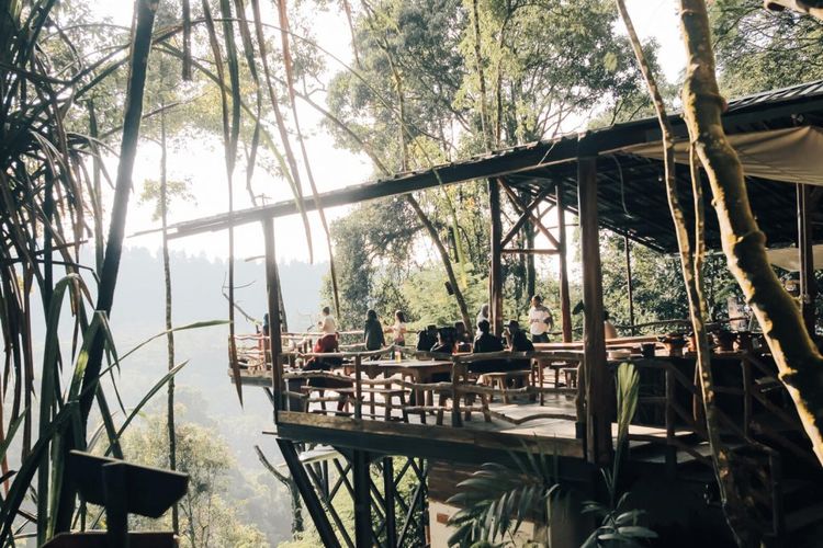 Tempat makan bernama De Balcone di kawasan wisata alam Situ Gunung, Taman Nasional Gunung Gede Pangrango, Sukabumi.
