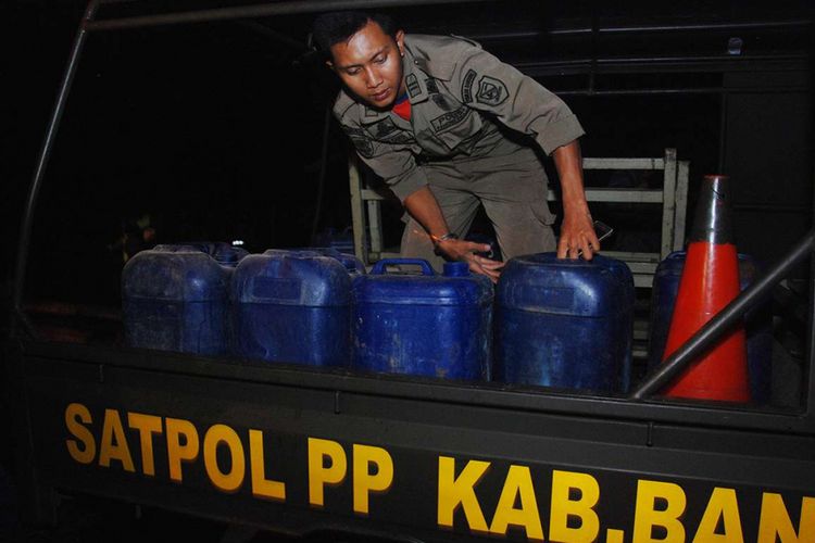 Petugas menyita minuman keras (miras) ilegal dari sebuah tempat yang dijadikan penyimpanan di daerah Cicalengka, Kabupaten Bandung, Jawa Barat, Minggu (8/4/2018). Korban miras jenis oplosan di daerah tersebut terus bertambah, dari data terakhir sebanyak 23 orang dilaporkan tewas dengan indikasi keracunan.