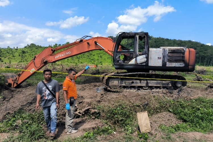 Alat berat milik Pemkab Mojokerto diduga dibakar orang tak dikenal di Jember 