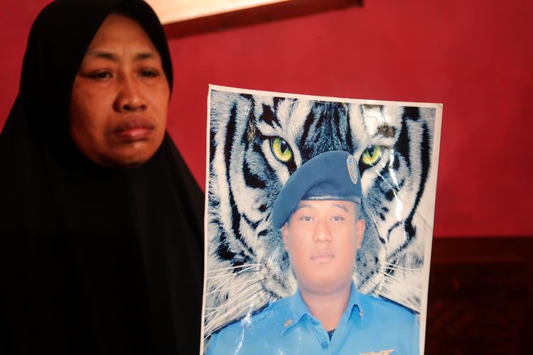 Keluarga menunjukan foto Rizal Sampurna di Sukowidi, Banyuwangi, Jawa Timur, Selasa (15/4/2025). Rizal Sampurna (30) pekerja migran Indonesia yang diduga menjadi korban Tindak Pidana Perdagangan Orang (TPPO) dan dipekerjaan sebagai admin judi online di Kamboja, dikabarkan meninggal dunia, namun hingga kini keluarga belum menerima dokumen resmi dan masih menanti kejelasan nasib jenazahnya. ANTARA FOTO/Budi Candra Setya/YU