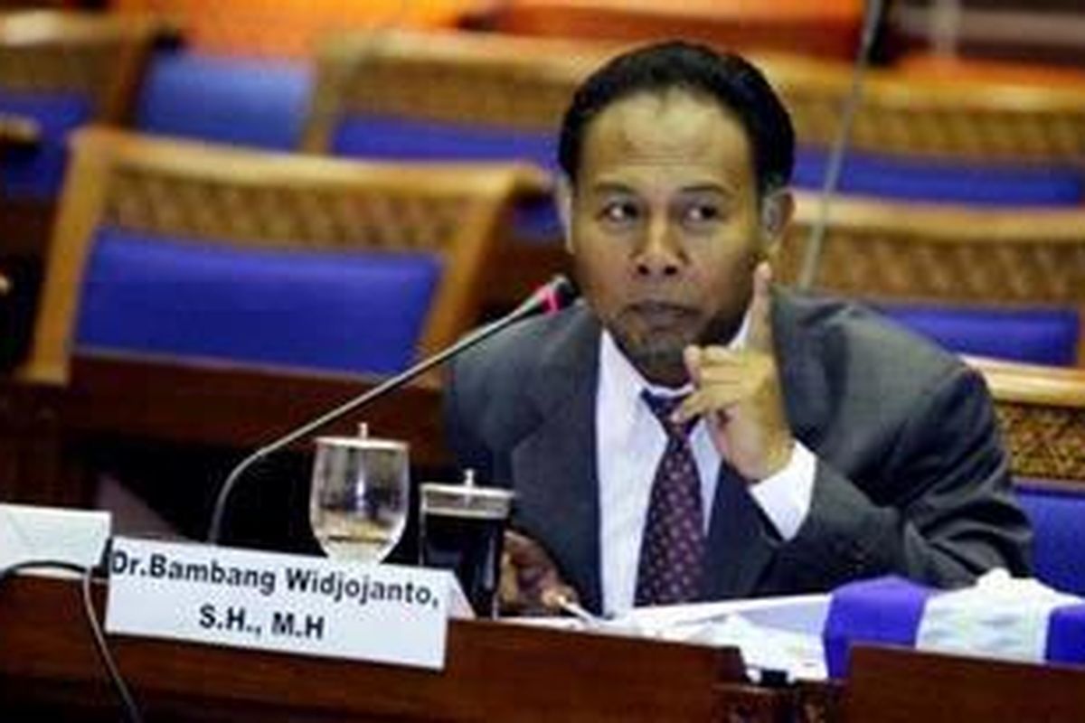 Bambang Widjojanto, saat mengikuti uji kelayakan dan kepatutan calon Pimpinan KPK oleh anggota Komisi III di Gedung DPR RI, Jakarta, Rabu (24/11/2010). 