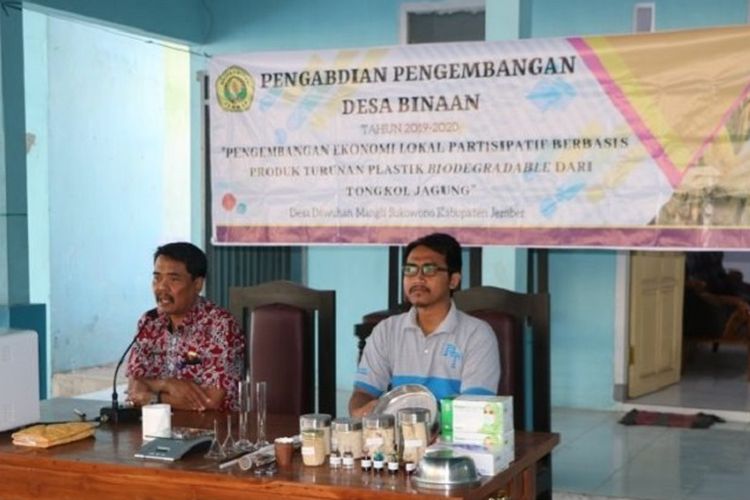 Pj Kepala Desa Dawuhan Mangli, M Husen (kiri), membuka kegiatan pelatihan pembuatan plastik ramah lingkungan dari bonggol jagung.