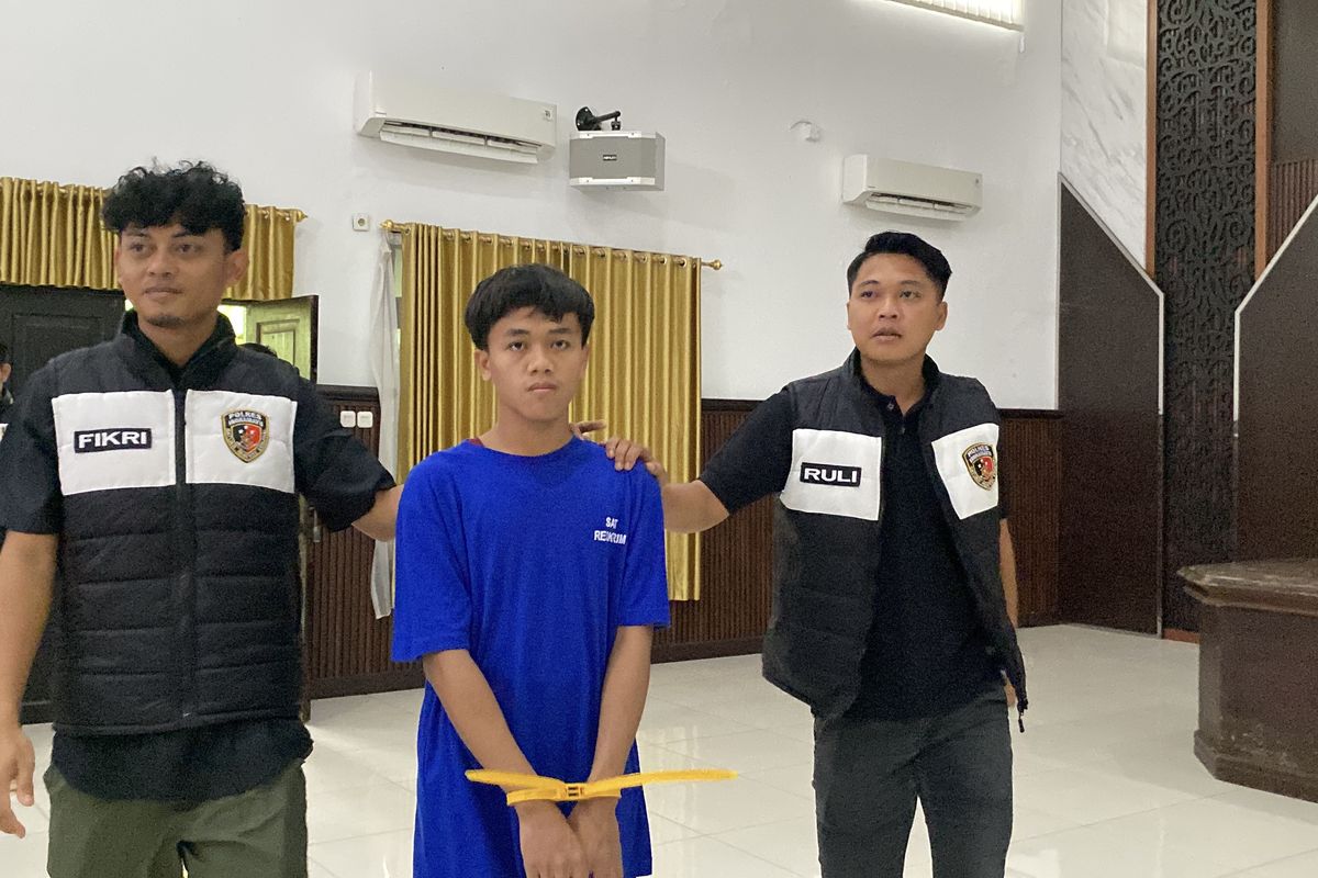 DM, pemuda 19 tahun pelaku pembunuhan ibu rumah tangga bernama Suhaemah (52) yang merupakan tetangganya sendiri saat dihadirkan dalam konferensi pers di Mapolres Indramayu, Kamis (4/12/2025)