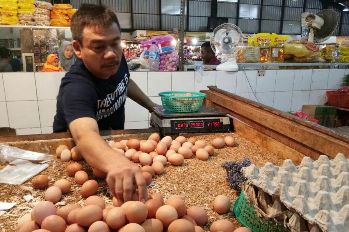 Penjual telur ayam sedang menjajakan dagangannya di Pasar Sukatani Deppen, Depok.