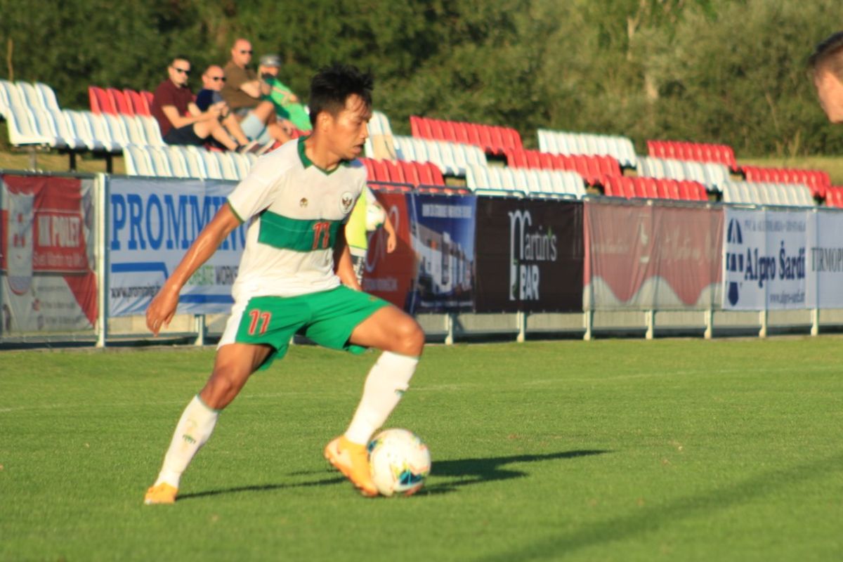 Aksi Witan Sulaeman (kiri) pada laga uji coba timnas U19 Indonesia vs Bulgaria di Kroasia, Sabtu (6/9/2020).