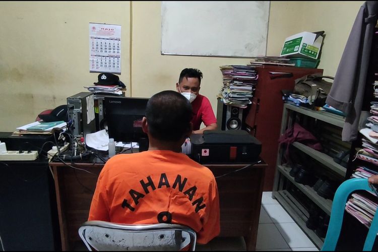 Seorang pria warga Kecamatan Muncar, Kabupaten Banyuwangi, Jawa Timur, berinisial DR (37) dimintai keterangan kepolisian setelah kepergok warga mencuri kotak amal. Dok Polsek Srono 