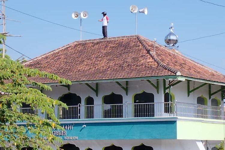 Diduga depresi, seorang pria berada di atap masjid selama delapan jam.