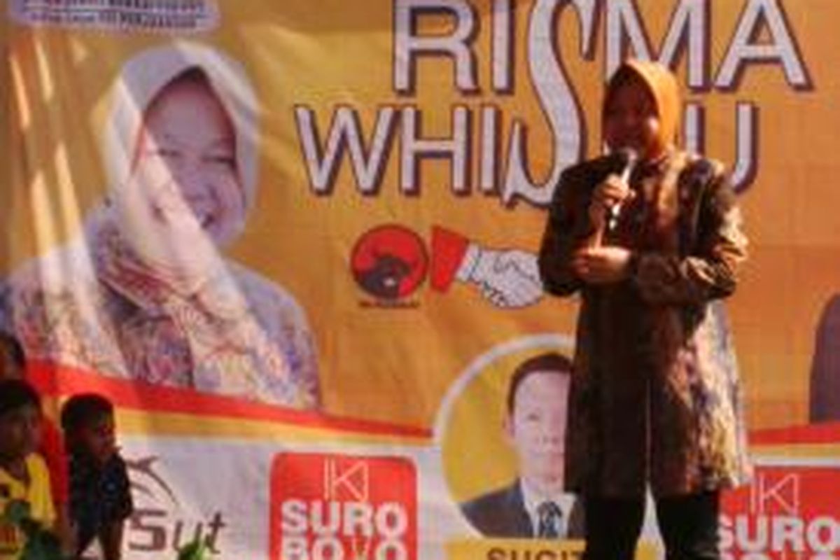 Risma membuka posko relawan di Kecamatan Simokerto Surabaya.