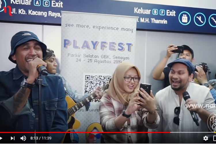 Penyanyi Tompi dan Glenn Fredly saat berfoto bersama seorang remaja di stasiun MRT, Jakarta Pusat. Sebelumnya, remaja tersebut terlibat percekcokan dengan emak-emak ketika menonton penampilan Glenn dan Tompi. 