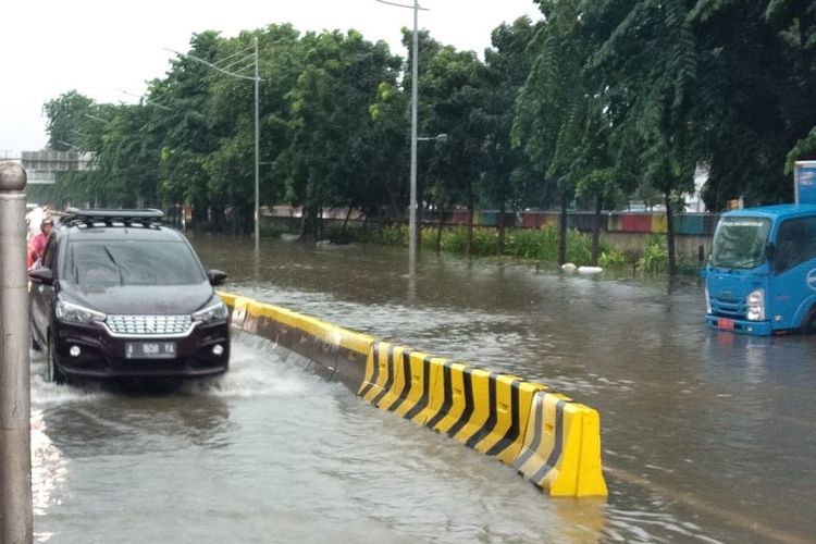 Banjir terjadi di sejumlah wilayah di Jakarta dan Depok pada Sabtu (8/2/2020) pagi ini. Pada foto tampak titik banjir di Traffic Light Pintu Air Jl. Gunung Sahari.