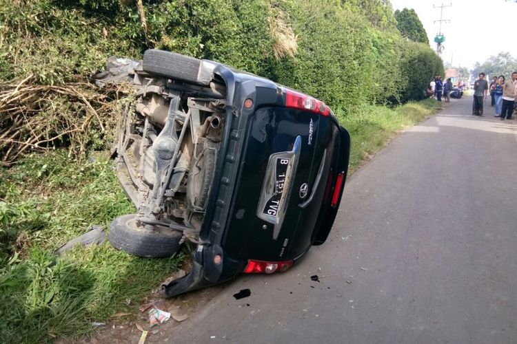 Mobil Toyota Avanza bernomor polisi B-1151- TVG yang dikendarai Tardi (60) terbalik di Jalan Cibaribis tepatnya di Kampung Cibaribis  Desa Mekarjaya  Kecamatan Banjaran, Kabupaten Bandung, Selasa (2/1/2018). sebelumnya mobil tersebut hilang kendali dan menabrak dua orang pelajar hingga tewas. 