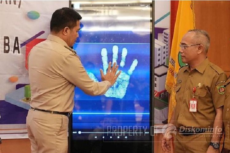 Wali Kota (Walkot) Samarinda Andi Harun pada peluncuran aplikasi Sipelataran di Hotel Bumi Senyiur Samarinda yang ditandai dengan simulasi menempelkan telapak tangan di layar monitor. 