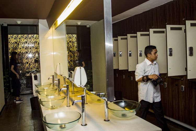 Wartawan melintasi locker room lantai tujuh di Hotel dan Griya Pijat Alexis, Jakarta, Selasa (31/10/2017). Per Selasa, 31 Oktober ini, griya pijat di lantai 7 Alexis ditutup menyusul keputusan Pemerintah Provinsi DKI Jakarta yang menolak permohonan Tanda Daftar Usaha Pariwisata (TDUP) Alexis.