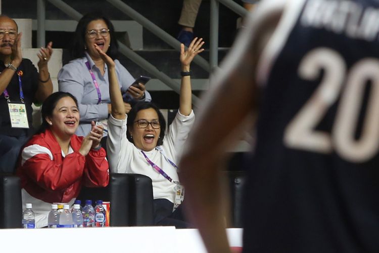Menko PMK Puan Maharani dan Menkeu Sri Mulyani saat menyaksikan pertandingan Timnas Basket Putera Indonesia melawan Tim Korea Selatan, di Hall Basket Komplek GBK, Senayan, Jakarta, Selasa (14/8/2018) malam.