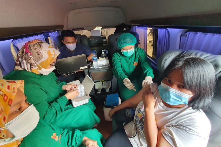 Badan Intelijen Negara (BIN) mulai melaksanakan penyuntikan dosis kedua vaksinasi door to door di Medan.