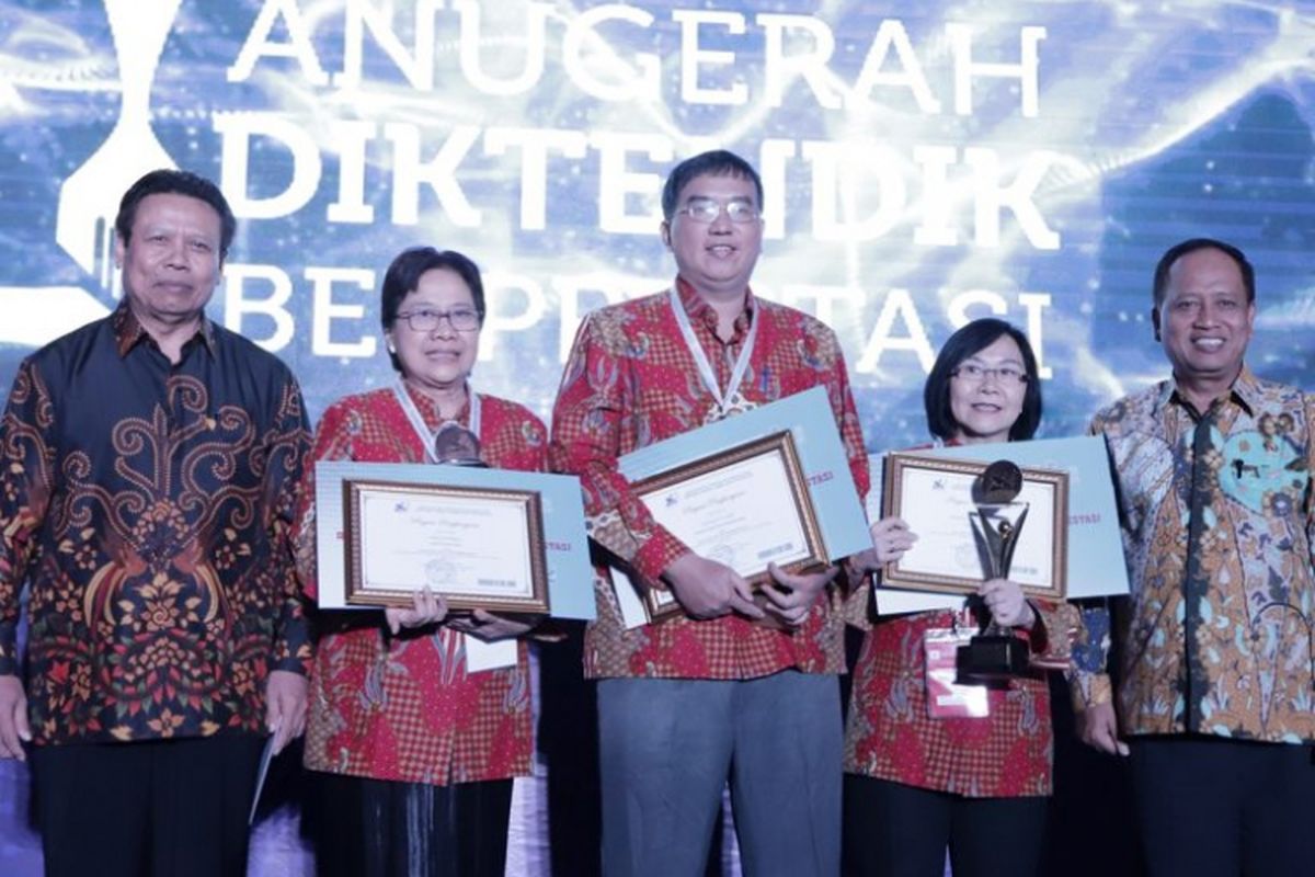 Kementerian Riset, Teknologi, dan Pendidikan Tinggi (Kemenristekdikti) memberikan penghargaan untuk dosen saintek berprestasi tahun 2018.