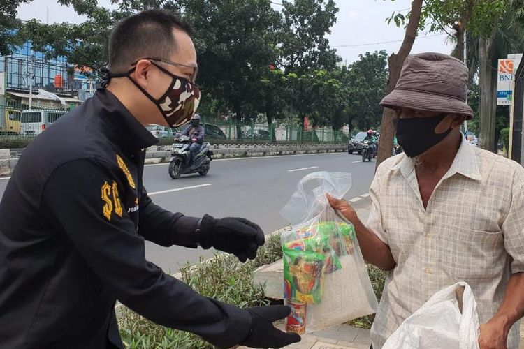 Direktur PT Solid Gold Berjangka (SGB) Dikki Soetopo memberi 1.000 paket sembako kepada para pemulung dan tunawisma di 12 titik di Jakarta.