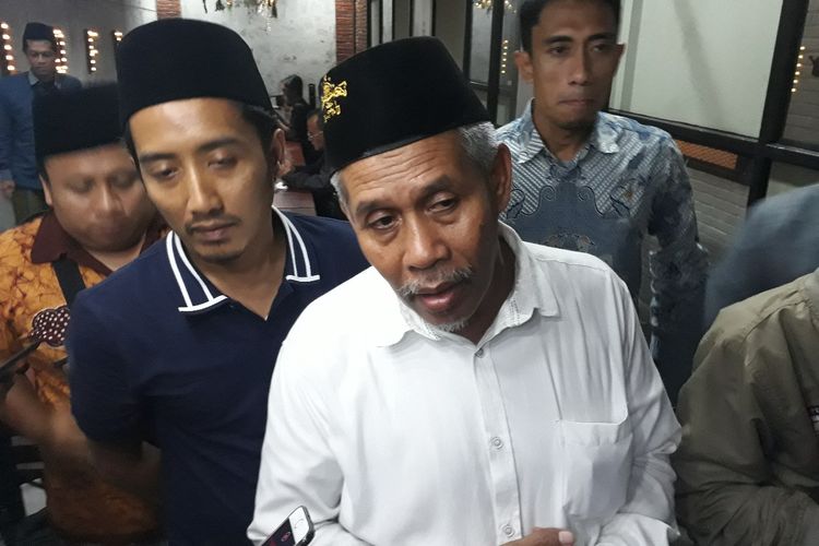 Ketua PWNU Jatim, KH Marzuki Mustamar (tengah)