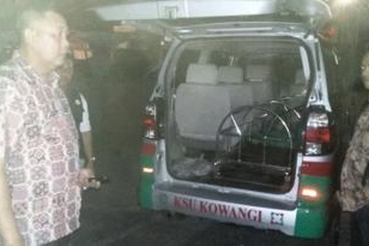 Mobil ambulan yang didatangkan dari Banyuwangi untuk menjemput jenasah Angeline 