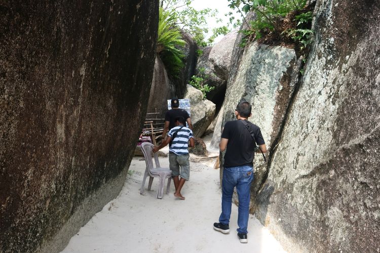 Batuan granit yang berdiri kokoh menjulang di Pantai Tanjung Tinggi. Tepat di tempat ini, tahun 2008 dijadikan tempat syuting film Laskar Pelangi.