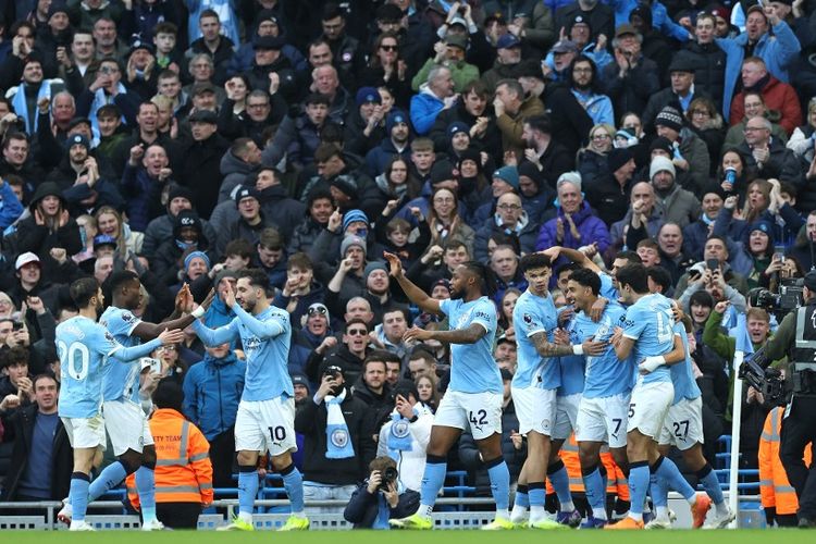 Penyerang Manchester City, Omar Marmoush, merayakan gol ke gawang Wolverhampton bersama rekan-rekannya. Partai pekan ke-23 Premier League 2025-2026 Manchester City vs Wolverhampton Wanderers bergulir di Etihad Stadium, Sabtu (24/1/2026).