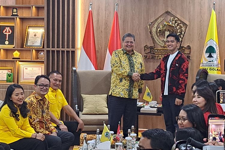 Ketua Umum Partai Solidaritas Indonesia (PSI) Kaesang Pangarep berjabat tangan dengan Ketua Umum Partai Golkar Airlangga Hartarto sebelum pertemuan antara kedua partai di Kantor DPP Partai Golkar, Jakarta, Rabu (18/10/2023).