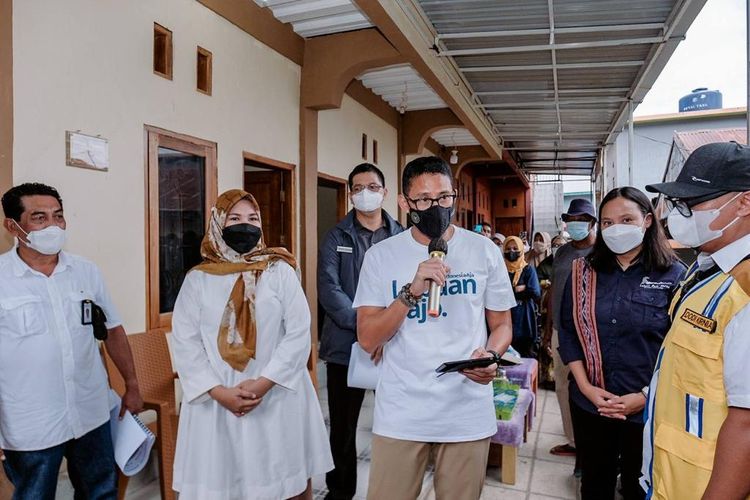 Foto : Menteri Pariwisata Ekonomi Kreatif (Menparekraf), Sandiaga Salahuddin Uno,  mengunjungi Sarana Hunian Pariwisata (Sarhunta) Andira Homestay, di kota Labuan Bajo, Kabupaten Manggarai Barat, NTT, Kamis (27/1/2021) sore.